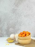 thaïlandais sucré dessert - mung haricot pâte formé dans Oeuf Jaune d'œuf et sucre et ingrédient décortiqué Divisé mung des haricots Oeuf et sucre sur blanc Contexte photo