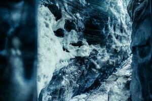 global chauffage la glace égouttage dans grottes, nordique paysage dans Islande. l'eau fusion de massif la glace blocs dans islandais vatnajokull iceberg casquette crevasse, glacier randonnée dans l'hiver. photo