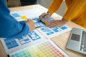 le designer équipe est conception le uxui système à faire le uxui système travail bien sur Nouveau Téléphone (s et soutien système mises à jour. site Internet développement concept ui ux de face fin designer photo
