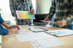 le designer équipe est conception le uxui système à faire le uxui système travail bien sur Nouveau Téléphone (s et soutien système mises à jour. site Internet développement concept ui ux de face fin designer photo