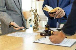 du juge marteau dans loi Bureau est mis sur table à symboliser juge décider procès. marteau bois sur en bois table de avocats dans légal Conseil Bureau comme symbole de juste jugement dans cas. photo