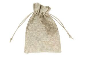 toile de jute cadeau sac avec d'or pièces de monnaie isolé sur blanc Contexte photo