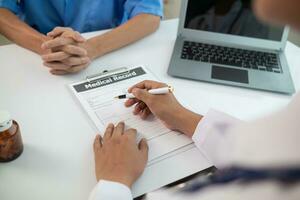 une cœur patient visites une médical pour Conseil sur santé se soucier et des médicaments à traiter cœur maladie symptômes après le médical équipe a diagnostiqué et examiné le patient pour cœur anomalies. photo