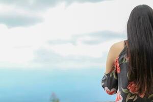 Jeune femelle touristique est en marchant et admiratif hiver la nature paysage de nord Thaïlande. Contexte de Jeune asiatique touristique permanent sur Montagne et contre Contexte de une brillant bleu ciel dans l'hiver. photo