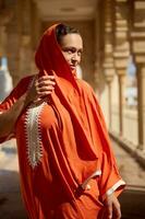 dynamique mode portrait de une magnifique Jeune adulte femme dans arabe tenue et tête couvert dans une châle, à la recherche de côté photo
