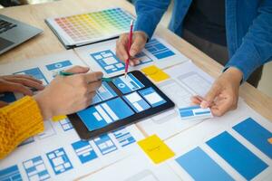 le designer équipe est conception le uxui système à faire le uxui système travail bien sur Nouveau Téléphone (s et soutien système mises à jour. site Internet développement concept ui ux de face fin designer photo