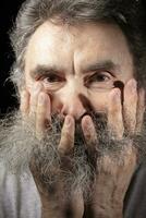 un personnes âgées homme remorqueurs à le sien gris barbe. photo