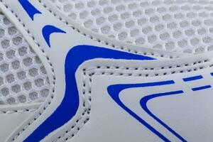 fragment de blanc et bleu en tissu espadrille. le texture de le Matériel de des sports des chaussures photo