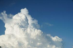 Contexte avec des nuages sur bleu ciel photo