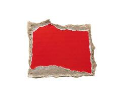 pièce de rouge papier carton papier déchirer isolé sur blanc Contexte photo