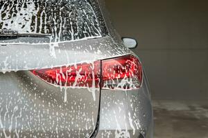 voiture nettoyage et la lessive avec mousse savon photo