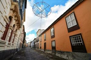 une rue avec une grand métal sculpture dans le milieu photo