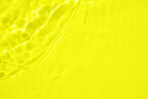 abstrait transparent l'eau ombre surface texture Naturel ondulation sur Jaune Contexte photo