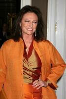 los anges, oct 29 - jacqueline bisset arrive à le paix plus de la violence un événement à Beverly collines Hôtel sur octobre 29, 2010 dans Beverly collines, Californie photo