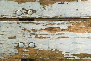 Texture de banc en bois de couleur bleu bébé avec de la vieille peinture écaillée photo