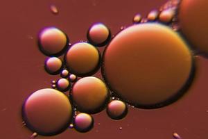 bulles d'huile de couleur chocolat dans un liquide photo