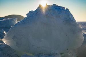 blocs de glace sur le fond de la mer gelée photo