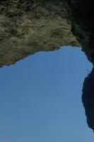 vue sur les rochers contre le ciel bleu. photo