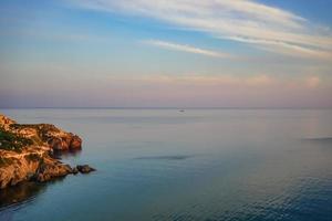 paysage marin avec littoral couvert de végétation. photo