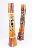 Aborigène en bois musical instrument nommé didgeridoo, didgeridoo sur blanc Contexte. photo