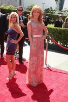 los angeles août 21 Kristine chenoweth kathy griffon arrive à le 2010 Créatif heure de grande écoute emmy récompenses à nokia théâtre à la vivre sur août 21 2010 dans los angeles Californie photo