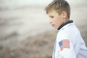 Beau garçon portant vêtements avec américain drapeau imprimer. photo