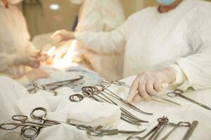 chirurgical table avec médical instruments, les ciseaux et scalpel. photo