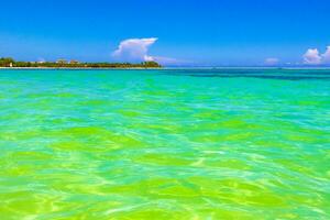 plage tropicale des caraïbes eau turquoise claire playa del carmen mexique. photo