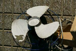 une blanc ventilateur contre une mur photo