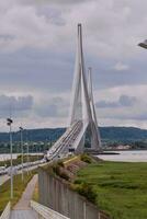 le pont est très longue et a une lot de voitures sur il photo