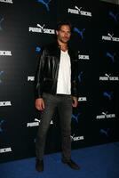 los anges, oct 13 - Joe manganiello arrive à le puma social club la lancement un événement à puma social club la lancement un événement sur octobre 13, 2010 dans w. los anges, Californie photo