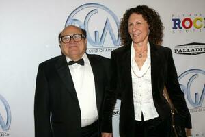 danny devito nandou perlman en arrivant à le producteurs guilde récompenses à le palladium dans los angeles Californie sur janvier 24 2009 2008 photo