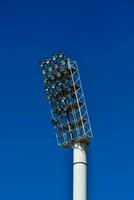 une stade lumière contre une bleu ciel photo