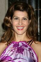 nia vardalos en arrivant à le ouverture nuit de légalement blond à le culottes théâtre dans Hollywood Californie sur août 14 photo