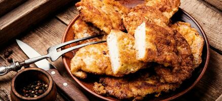 poulet schnitzel sur assiette photo