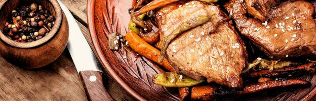 du boeuf steaks avec des légumes photo