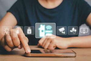 intelligent Accueil automatisation contrôle système, femme main en utilisant intelligent téléphone avec intelligent Accueil contrôle icône sur vr filtrer, innovation La technologie l'Internet réseau concept. photo