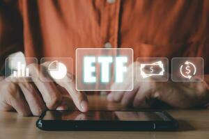 etf échange négociés fonds Stock marché commerce investissement financier concept, homme en utilisant intelligent téléphone avec Icônes de etf sur vr filtrer. photo