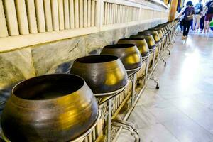 une rangée de métal des pots doublé en haut dans une couloir photo