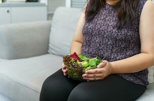 asiatique en surpoids femme suivre un régime poids perte en mangeant Frais Frais fait maison salade en bonne santé en mangeant concept obèse femme avec poids régime mode de vie. photo