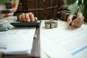 économie argent. homme d'affaire comptable Vérifier croissance affaires et économie argent empilage pièces de monnaie avec calculatrice. comptabilité concept photo