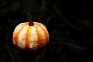 Halloween décorations Contexte. Halloween effrayant citrouille tête sur en bois table Halloween vacances concept photo