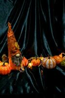 Halloween décorations Contexte. Halloween effrayant citrouille tête sur en bois table Halloween vacances concept photo