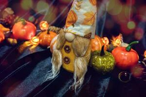 Halloween décorations Contexte. Halloween effrayant citrouille tête sur en bois table Halloween vacances concept photo