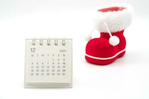 celui de décembre calendrier image avec Père Noël chaussure isolé sur blanc Contexte. Noël Contexte. photo