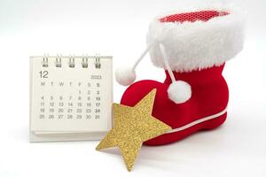 Père Noël botte, calendrier et or étoile isolé sur blanc Contexte. Noël Contexte. photo