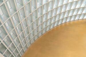 verre blocs sur le mur et bois sol. en bois escalier et verre mur, intérieur conception. photo