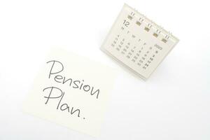 bureau calendrier et Pension plan Remarque papier isolé sur blanc Contexte. pour retraite, Pension plan concept. dernier Date de travail. photo