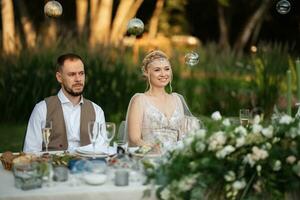 soirée mariage dîner en famille dans la forêt photo