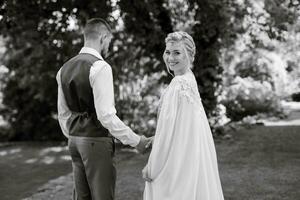 mariage marcher de le la mariée et jeune marié dans une conifère dans elfique accessoires photo